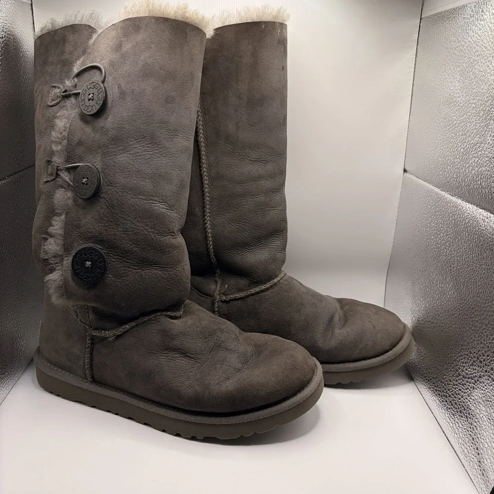 UGG Australia Bailey Button Triplet Boots Womens 9 Gray Sheepskin Winter 1873